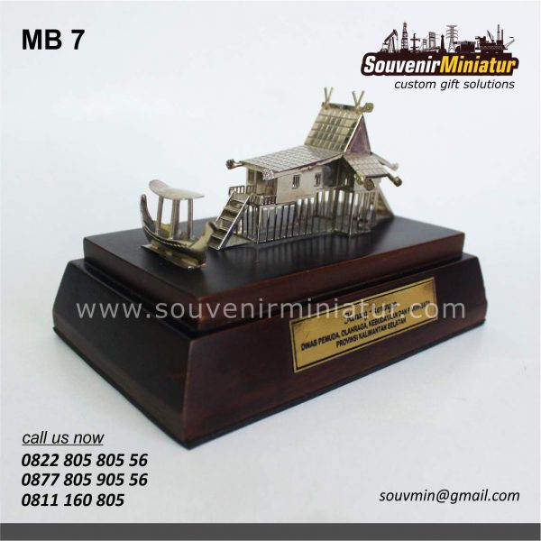 Souvenir Miniatur Rumah Adat Kalimantan Selatan