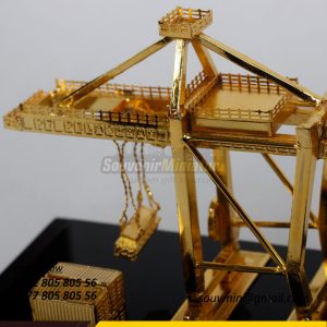 detail souvenir miniatur crane chainport