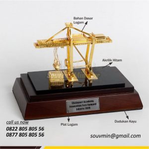 souvenir miniatur crane chainport