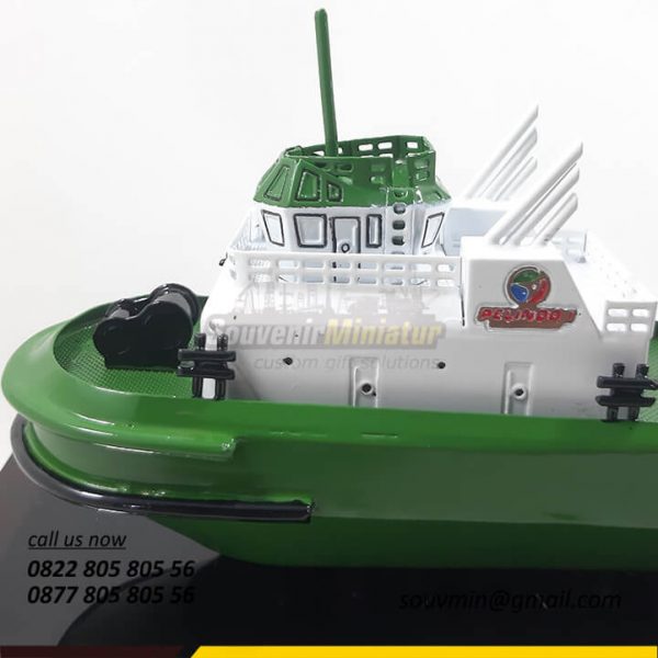 Zoom Detail Souvenir Miniatur Kapal Tugboat Pelindo 1