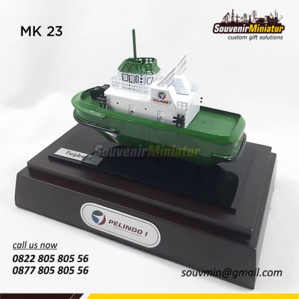 Souvenir Miniatur Kapal Tugboat Pelindo 1