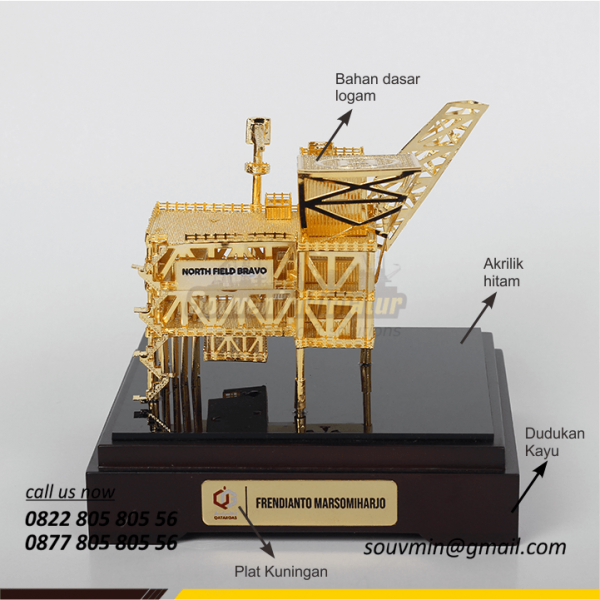 Detail Depan Souvenir Miniatur Rig Offshore Nort Field Bravo