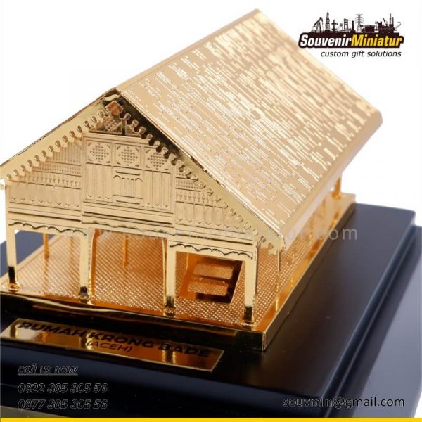 DETAIL-MB64 Souvenir Miniatur Rumah Krong Bade Aceh 1