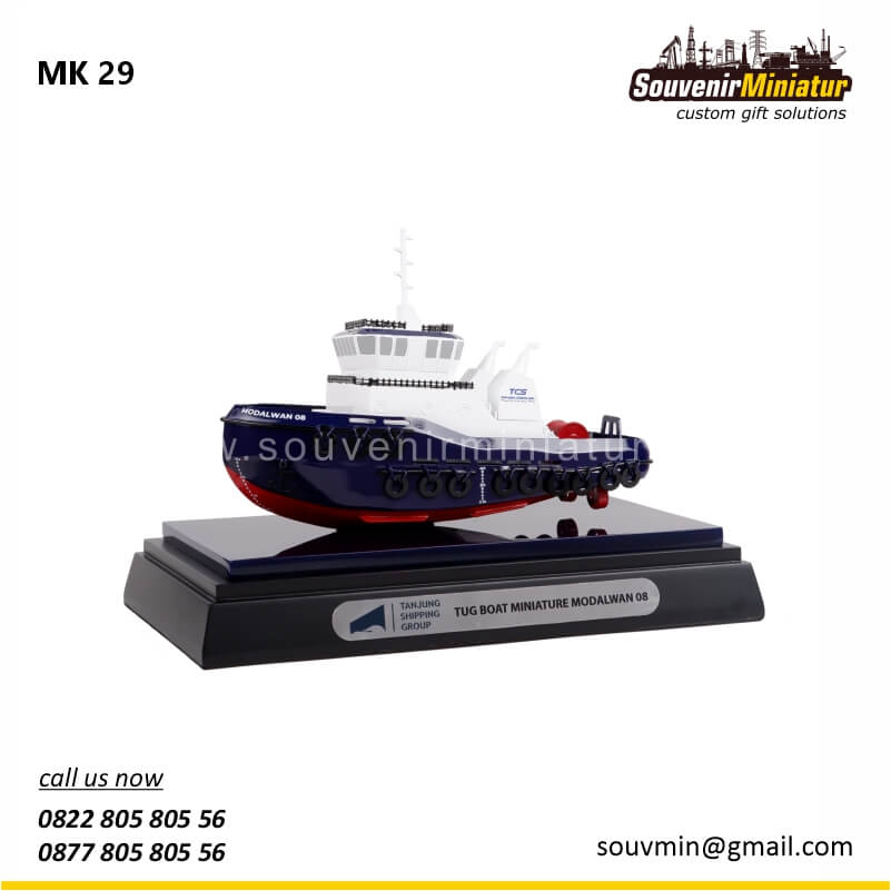 souvenir miniatur kapal tugboat