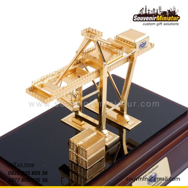 DETAIL-MT32 Souvenir Miniatur Crane With Compliments Jakarta International Container Terminal