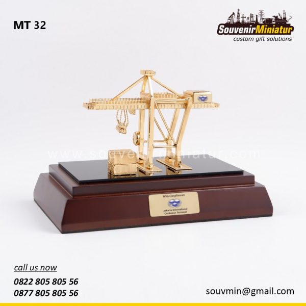 MT32 Souvenir Miniatur Crane With Compliments Jakarta International Container Terminal