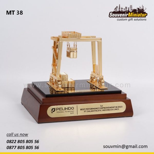 MT38 Souvenir Miniatur Crane RTG Best Performance Improvement PT Meratus Line dari Pelindo Surabaya