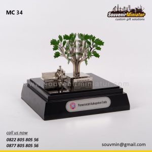 MC34 Souvenir Miniatur Custom Bung Karno dan Pohon Sukun Pemerintah Kabupaten Ende