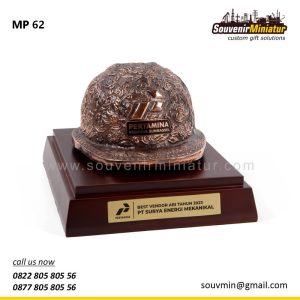 MP62 Souvenir Miniatur Pertambangan Helm Ukir Best Vendor ABI 2023 PT Surya Energi Mekanikal