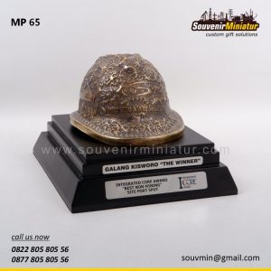 Miniatur Helm Intergrated Core Awar