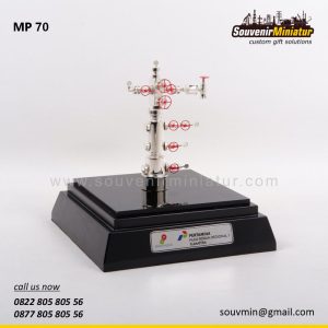 MP70 Souvenir Miniatur Pertambangan Wellhead PT Pertamina Hulu Rokan Regional 1 Sumatera