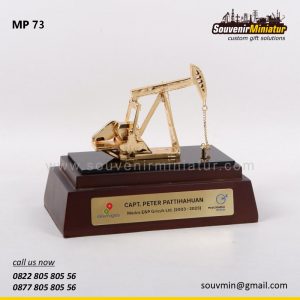 MP73 Souvenir Miniatur Pertambangan Pompa Angguk Penghargaan MedcoEnergi