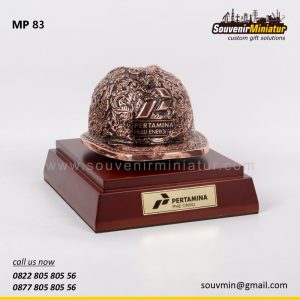 Miniatur Helm Ukir Pertamina PHE ONWJ Jakarta