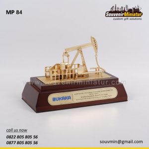 MP84 Souvenir Miniatur Tambang Pompa Angguk Ucapan Masa Purna Tugas PT Bukaka Teknik Utama Tbk Riau