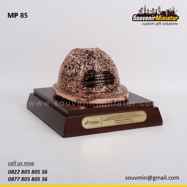 MP85 Souvenir Miniatur Tambang Helm Ukir Pertamina PHE ONWJ Jakarta