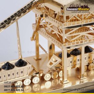 Miniatur Truck dan Conveyor Batu Ba