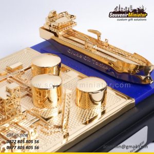 Miniatur Kilang Minyak dan Kapal Crude Oil Tanker SKK Migas Kalsul