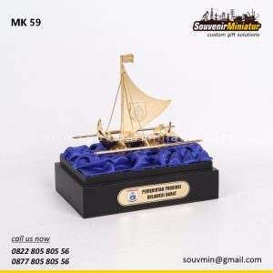 Miniatur Kapal Lopi Sandeq Pemprov Sulawesi Barat