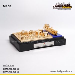 Miniatur Kilang Minyak dan Kapal Crude Oil Tanker SKK Migas Kalsul