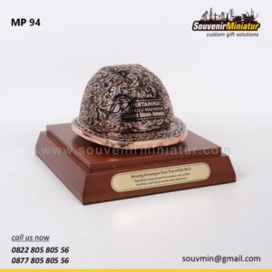 Miniatur Helm Ukir Tim HSSE HCA PT Pertamina Hulu Mahakam