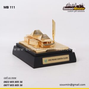 Miniatur Gedung DPRD Sumatera Selat