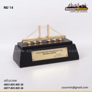 Miniatur Jembatan Ampera Apresiasi Ketauladanan