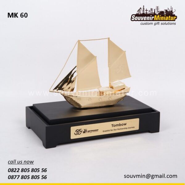 MK60 Souvenir Miniatur logam Kapal Phinisi 55th Datascrip