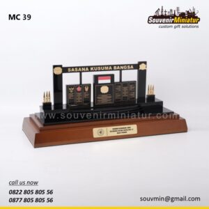 MC39 Souvenir Miniatur Akrilik Sasana Kusuma Bangsa Batalyon 21 Raja Perang