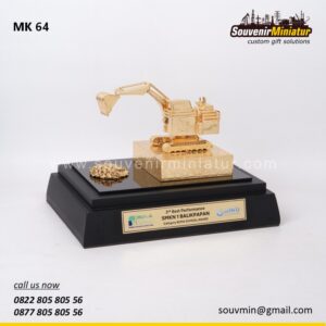 MK64 Souvenir Miniatur Kendaraan Excavator Komatsu PC 2000 Category BUMA School Award