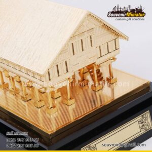 Miniatur Rumah Adat Krong Bade Band