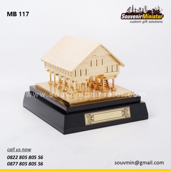 MB117 Souvenir Miniatur Rumah Adat Krong Bade Banda Aceh