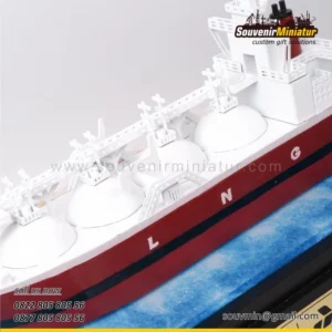 Miniatur Kapal LNG PT Pertamina Per