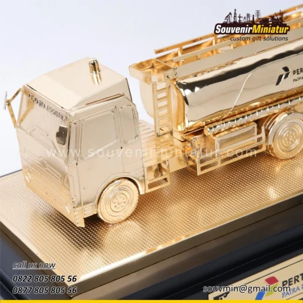 DETAIL-MK68 Miniatur Truk Pertamina Patra Logistik