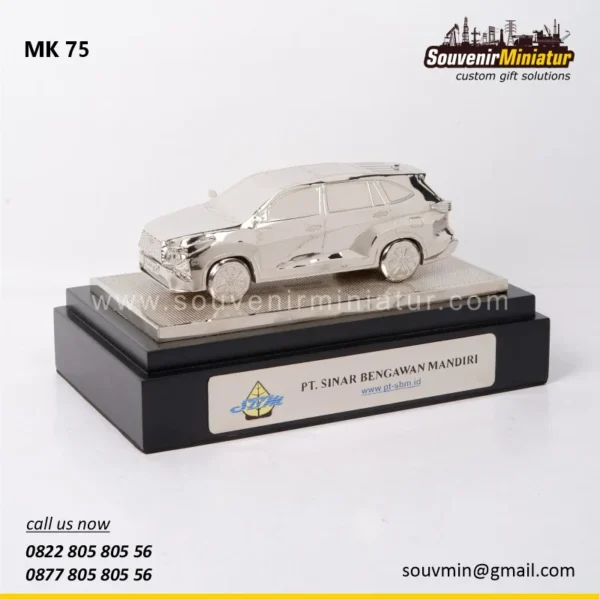 MK75 Miniatur Mobil Toyota Innova Zenix