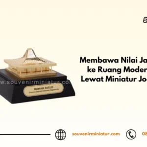 Membawa miniatur joglo ke ruang modern - SouvenirMiniatur