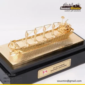 Miniatur Kapal dari PT Pelayaran Bahtera Adhiguna