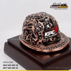 Souvenir Miniatur 20 Miniatur Helm Ukir PT KPC