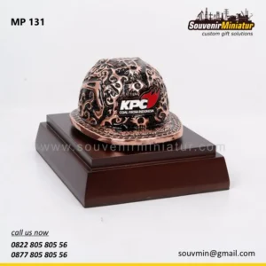 Souvenir Miniatur 19 Miniatur Helm Ukir PT KPC