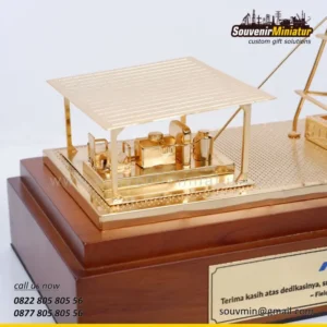 Souvenir Miniatur 24 Miniatur Sumur Tua Pertamina EP Cep