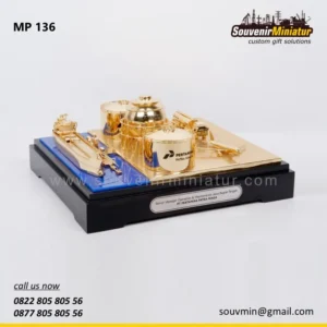Souvenir Miniatur 27 Miniatur Pelabuhan dan Kilang Minya