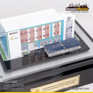 Souvenir Miniatur 24 Miniatur Bangunan Laboratorium Tran