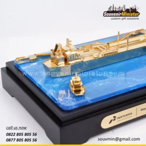Miniatur Kapal Pertamina Trans Kont